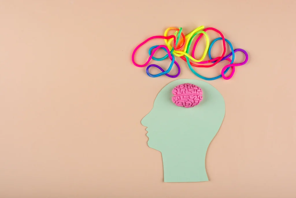 Representación de confusión mental que requiere la ayuda de un psicólogo en español para organizar los pensamientos.