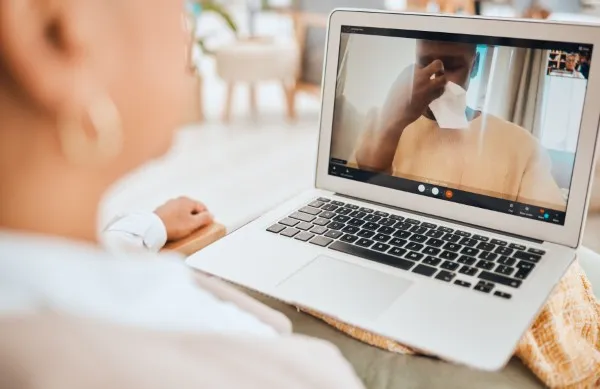 Paciente en videollamada hablando sobre sus s&iacute;ntomas durante una sesi&oacute;n de terapia para depresi&oacute;n desde la comodidad de casa.